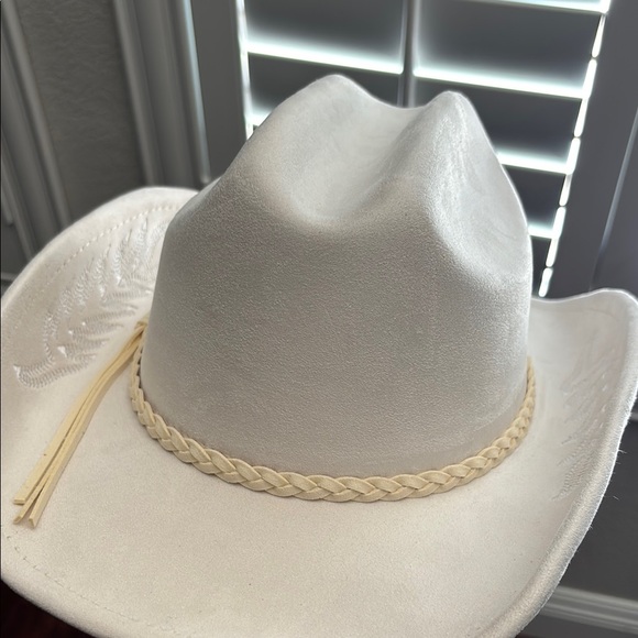 Elegant ivory Cowgirl Hat - Picture 3 of 5